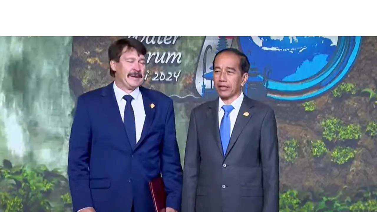 Presiden Jokowi menyambut kedatangan Mantan Presiden Hungaria Janos Ader yang akan menghadiri World Water Forum ke-10 di Mangapura Hall BICC, Nusa Dua, Bali, Senin (20/5/2024). (Tangkapan Layar Setpres RI)