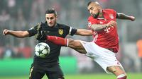 Gelandang Muenchen, Arturo Vidal (kanan) berusaha merebut bola dari gelandang Atletico Madrid, Koke pada pertandingan Liga Champions Grup D di Munich, Jerman, (7/12). Muenchen menang atas Atletico Madrid dengan skor 1-0. (AFP PHOTO/dpa/Peter Kneffe)