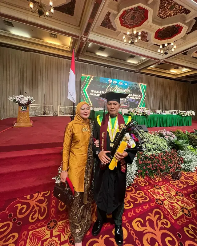 6 Momen Juliana Moechtar dampingi suami wisuda S2 di Sekolah Tinggi Hukum Militer, auranya terpancar