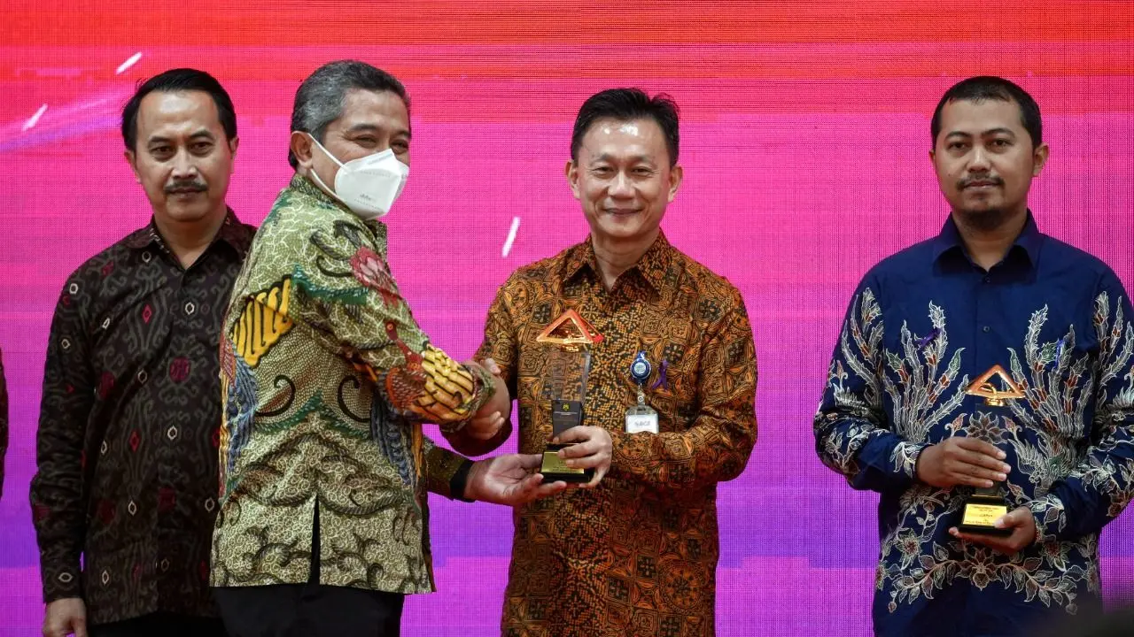 Direktur BCA Frengky Chandra Kusuma (kedua kanan) menerima penghargaan sebagai pemenang pertama Kategori Gedung Hemat Energi Sub Kategori Gedung Baru di ajang Penghargaan Subroto Bidang Efisiensi Energi (PSBE) 2022.
