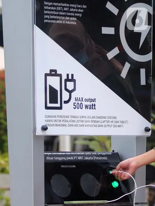 Warga mengisi ulang daya ponsel pada stasiun Pengisian Listrik Bertenaga Surya atau Solar Charging Station di kawasan Transit Oriented Development (TOD) I Dukuh Atas, Jakarta, Rabu (10/11/2022). MRT Jakarta akan mengembangkan program serupa di beberapa kawasan stasiun MRT lainnya. (Liputan6.com/Johan Tallo)