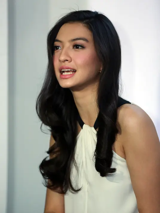 "Buat saya setiap hari keramas, setelah itu pakai kondisioner. Ini rutinitas saya setelah beberapa tahun. Mobilitas saya kan banyak, hobi travelling. Jadi selalu bawa shampo dan kondisioner.” ungkap pemeran ‘Supernova’ ini. (Deki Prayoga/Bintang.com)