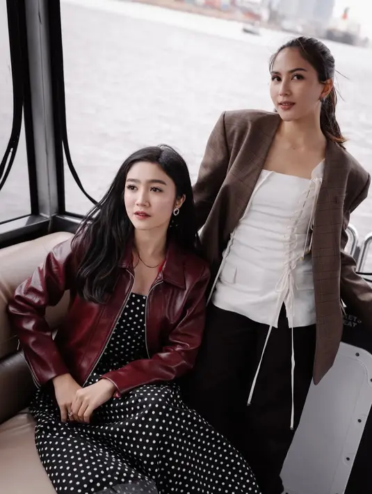 Melengkapi tampilannya, keduanya tampil dengan  aksesori anting-anting warna hitam. Rambut Febby digerai dan Jessica diikat ponytail. [@febbyrastanty]