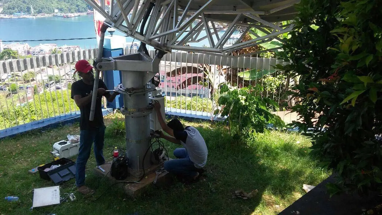 Tim teknisi Telkom melakukan re-pointing untuk layanan TVRI di Papua. (Doc: Telkom)