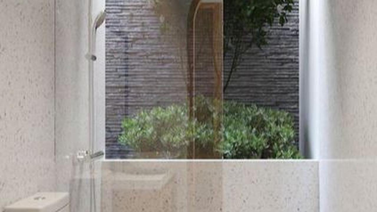Kamar Mandi dengan Shower Semi Terbuka