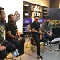 Tiga petinggi APPI, Firman Utina, Ponaryo Astaman, dan Riyandi Ramadhana, bersama Direktur Fisik Football, Adrian Riyadi, dalam peluncuran kartu anggota APPI di Senayan City, Jakarta, Selasa (16/7/2019). (Bola.com/Benediktus Gerendo Pradigdo)