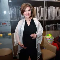 Delapan tahun Cynthia Lamusu dan Surya Saputra menanti kehadiran buah hatinya. Di tengah kehamilannya itu, ia sangat hati-hati agar tidak terjadi apapun dengan kehamilannya. Ia juga mengkonsultasikan pada dokternya. (Deki Prayoga/Bintang.com)