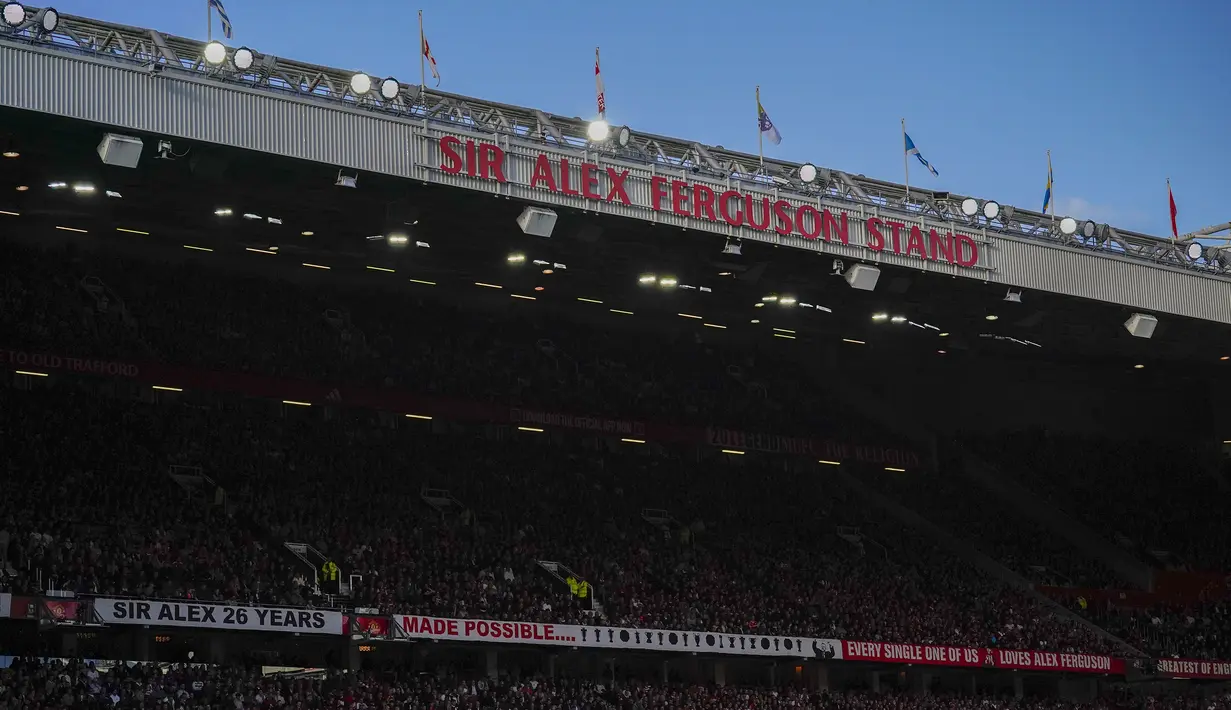 Suasana tribune stadion Old Trafford saat laga lanjutan Liga Inggris antara Manchester United melawan Brentford, Sabtu (19/10/2024). (AP Photo/Dave Thompson)