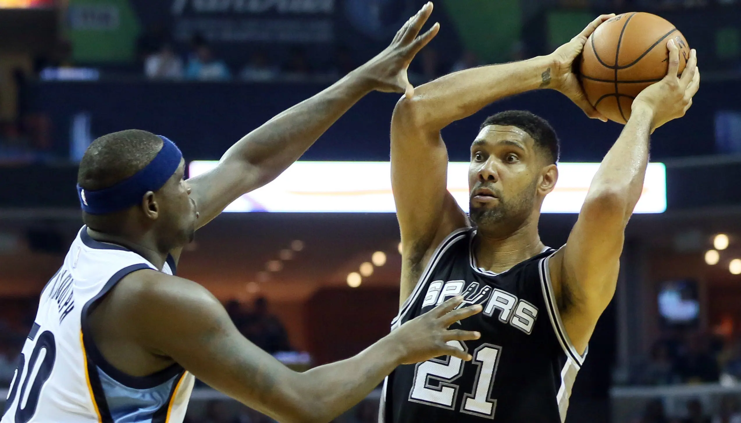 Tim Duncan (kanan). (Reuters/Nelson Chenault)