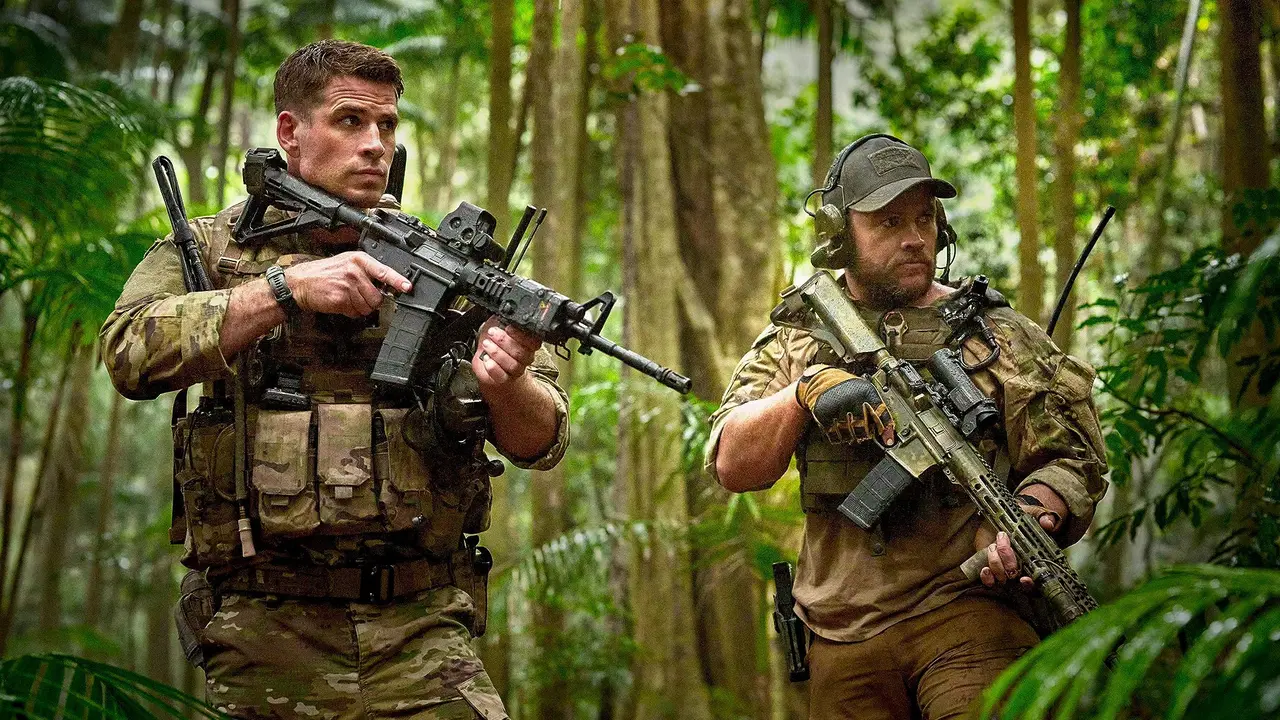 Luke Hemswroth (kiri) sebagai Sergeant Abel dalam film Land of Bad. (Foto: Dok. The Avenue)