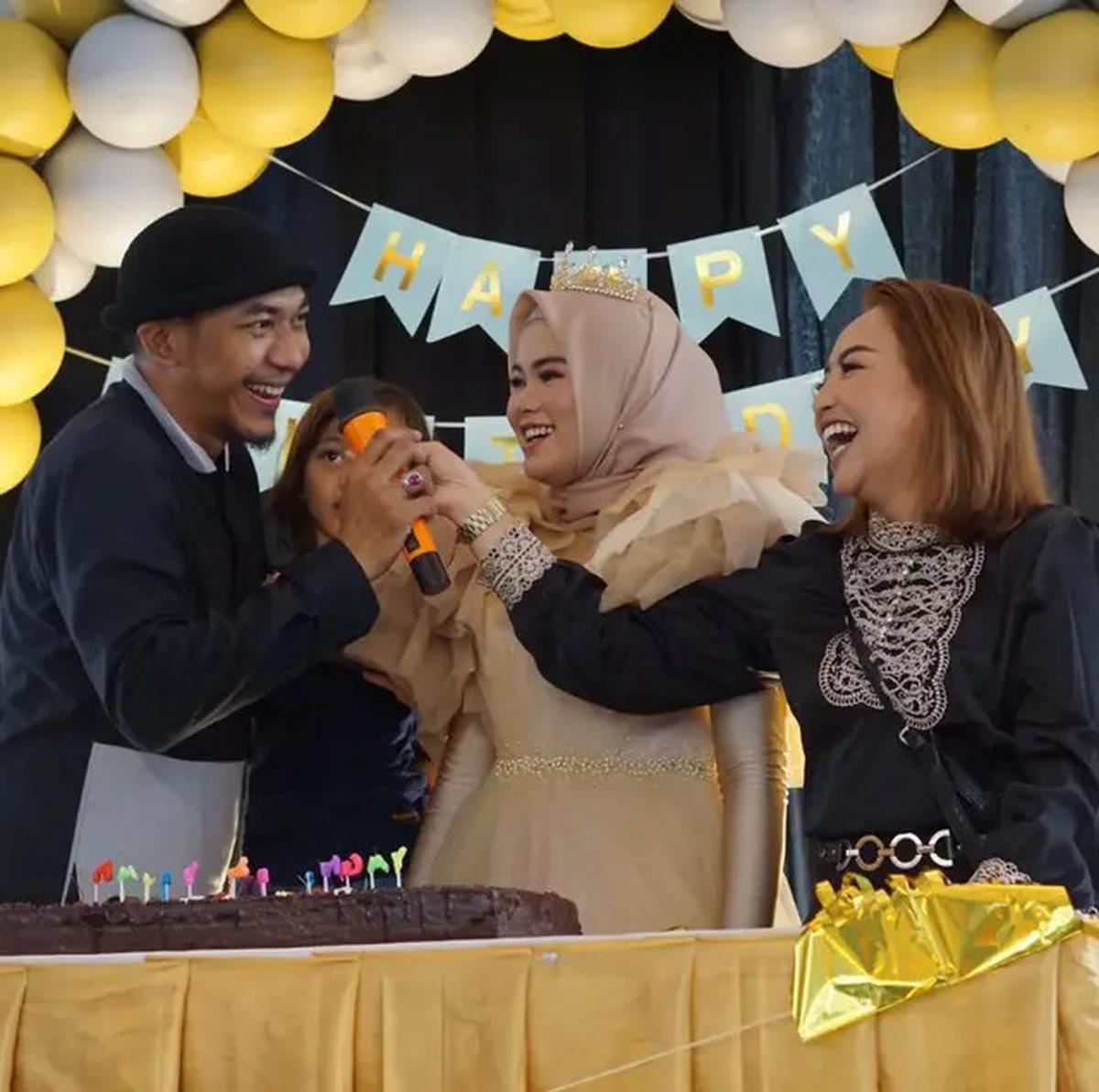 9 Potret Kenangan Mpok Alpa dan Sherly Anak Sulungnya, dari Momen Penuh Keceriaan hingga Perpisahan