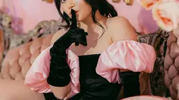 Jalan-jalan di Los Angeles, California, Rachel Vennya menyempatkan diri jalani sebuah pemotretan di studio. Studio dengan dekorasi kamar bernuansa pink ini terlihat unik bak kamar karakter Barbie. Penampilannya yang terlihat terbuka dalam beberapa pose pun tidak luput dari sorotan netizen. (Liputan6.com/IG/@rachelvennya)