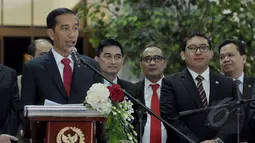 Presiden Joko Widodo (kiri) memberikan keterangan pers usai melakukan rapat konsultasi di Gedung Nusantara IV,Jakarta, Senin (6/4/2015). Rapat konsultasi membahas APBN-P dan rencana pelantikan Kapolri. (Liputan6.com/Andrian M Tunay)