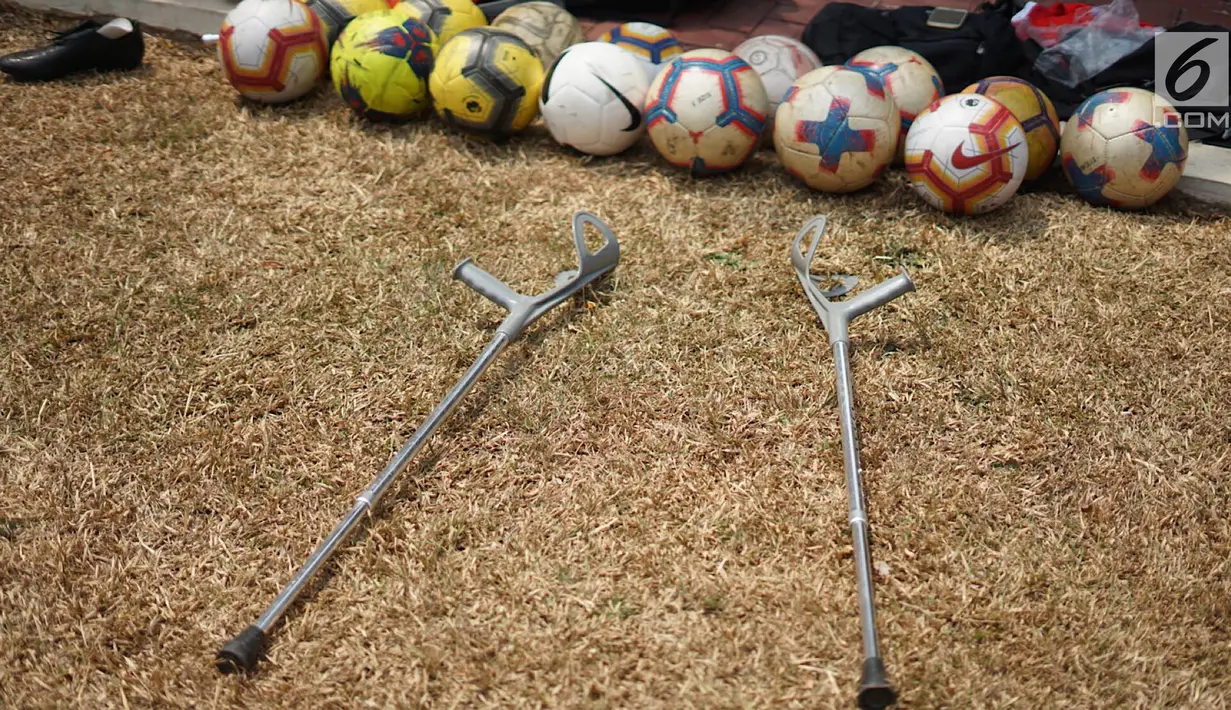 Tongkat dan bola terlihat saat tim Garuda Indonesia Amputee Football (INAF) berlatih di kawasan Pesanggrahan, Jakarta, Sabtu (3/8/2019). Latihan digelar untuk persiapan laga uji coba menghadapi salah satu tim sepak bola amputasi di Inggris dan Jepang pada 2020 nanti. (Liputan6.com/Immanuel Antonius)