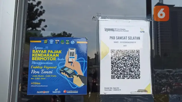 Barcode QRIS untuk bayar pajak secara cashless di Polda Metro Jaya (Fahmi/Liputan6)