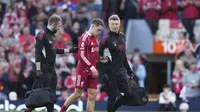 Pemain Liverpool, Florian Wirtz, meninggalkan lapangan setelah mengalami cedera dalam pertandingan Liga Inggris&nbsp;melawan&nbsp;Arsenal di Anfield, Inggris, Minggu, 31 Agustus 2025. (AP Photo/Jon Super)
