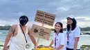 "Terima Kasih untuk para volunteer yang sudah semangat membersihkan pantai hari ini! Hari ini kita berhasil mengumpulkan 510 Kg sampah!," tulis Prilly. [Instagram/prillylatuconsina96]