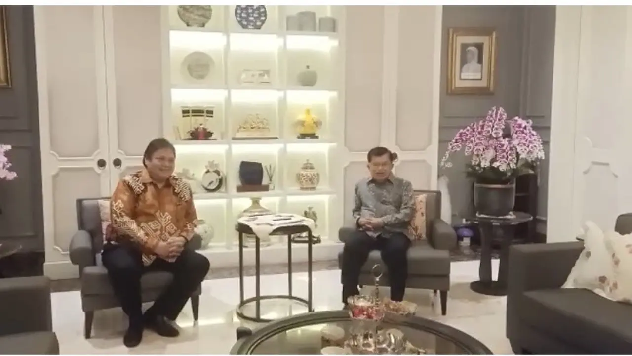 Ketua Umum Partai Golkar Airlangga Hartarto bertemu Politisi Senior Partai Golkar Jusuf Kalla di bilangan Brawijaya Jakarta Selatan, Kamis (4/5/2023) malam.