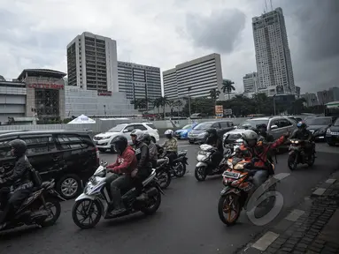 Sejumlah pengendara bermotor roda dua melintas di depan kawasan Ratu Plaza, Jakarta, Selasa (7/4/2015). Pemprov DKI bakal memperluas perlintasan pelarangan sepeda motor hingga Jalan Sudirman (Ratu Plaza) Jakarta Selatan. (Liputan6.com/Faizal Fanani)