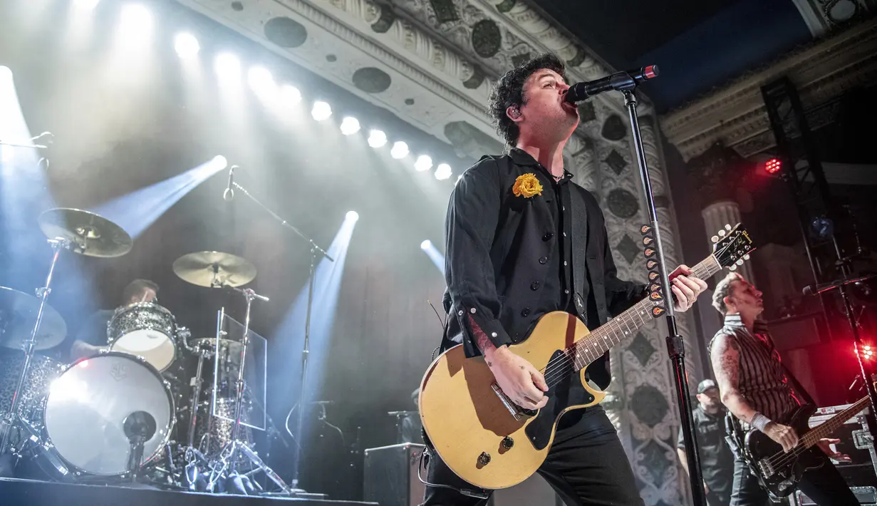 Personel grup band Green Day Tré Cool (kiri), Billie Joe Armstrong, dan Mike Dirnt tampil di Metro, Chicago, Amerika Serikat, 29 Juli 2022. (Photo by Amy Harris/Invision/AP)
