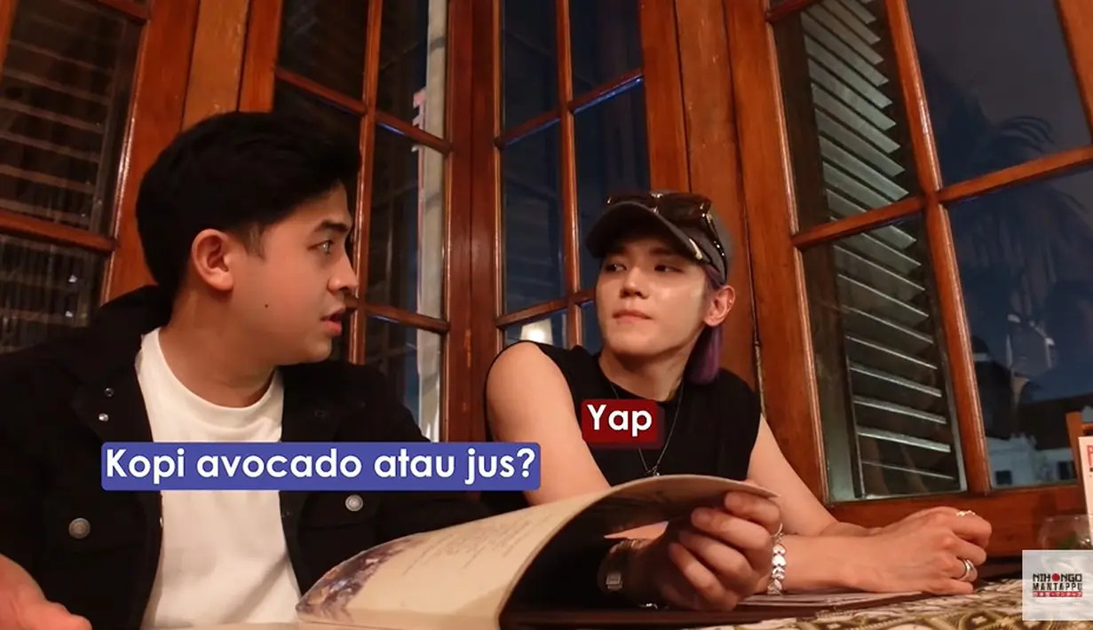 "Avocado kopi atau avocado jus?" tanya pelayan. Taeyong menjawab dengan iya, iya saja sambil mengangguk. Jerome akhirnya memesankan avocado coffee. (Foto: YouTube/ NihongoMantappu)