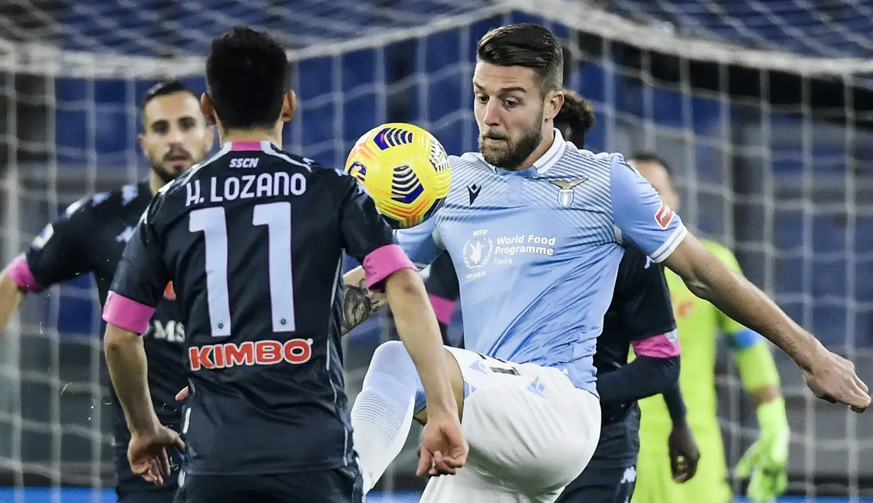 Gelandang Lazio, Sergej Milinkovic-Savic (kanan), mengontrol bola di hadapan striker Napoli, Hirving Lozano, dalam laga lanjutan Liga Italia Serie A 2020/21 pekan ke-13 di Olimpico Stadium, Roma, Minggu (20/12/2020). Lazio mengalahkan Napoli 2-0. (AFP/Filippo Monteforte)