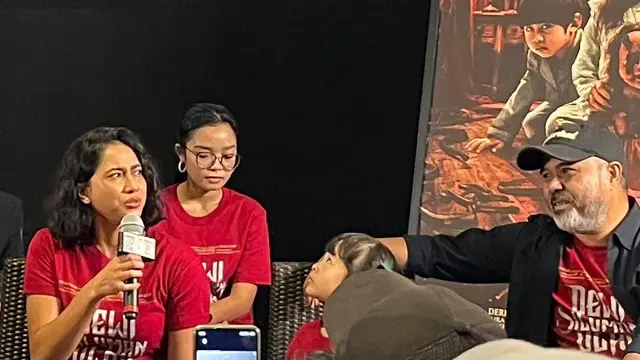 Aghniny Haque, memegang mic dalam konferensi pers trailer & poster film Dewi Siluman Ular yang diselenggarakan di kawasan Jakarta pada (1/10/2026). (Liputan6.com/Afradhiya N. R)