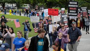 Pengunjuk rasa berdemonstrasi menentang penanganan Texas terhadap pandemi COVID-19 di Texas State Capitol di Austin, Texas, Sabtu (18/4/2020). Mereka menentang perintah tinggal di rumah yang ditujukan mencegah penyebaran COVID-19 dan berkumpul untuk memprotes peraturan lockdown. (AP/Eric Gay)