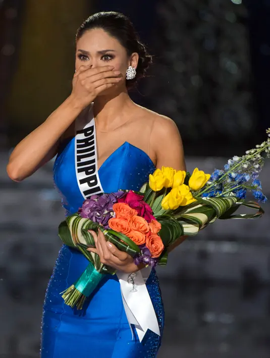Ekspresi Miss Filipina, Pia Alonzo Wurtzbach usai dinobatkan sebagai pemenang Miss Universe 2015 di The AXIS Las Vegas, AS, Minggu (20/12). Sebelumnya, pembawa acara sempat salah mengumumkan nama Miss Columbia sebagai pemenang. (AFP Photo/VALERIE MACON)