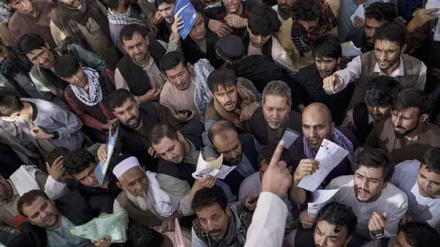 Antrean Permohonan Paspor di Afghanistan