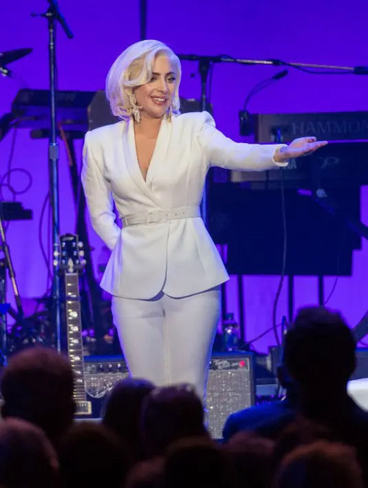 Lantaran sakitnya itu, beberapa hari setelah menjalani rawat inap Lady Gaga pun menunda turnya di Eropa. Bahkan ia juga membatalkan penampilannya di Rock in Rio. (AFP/Jim Chapin)