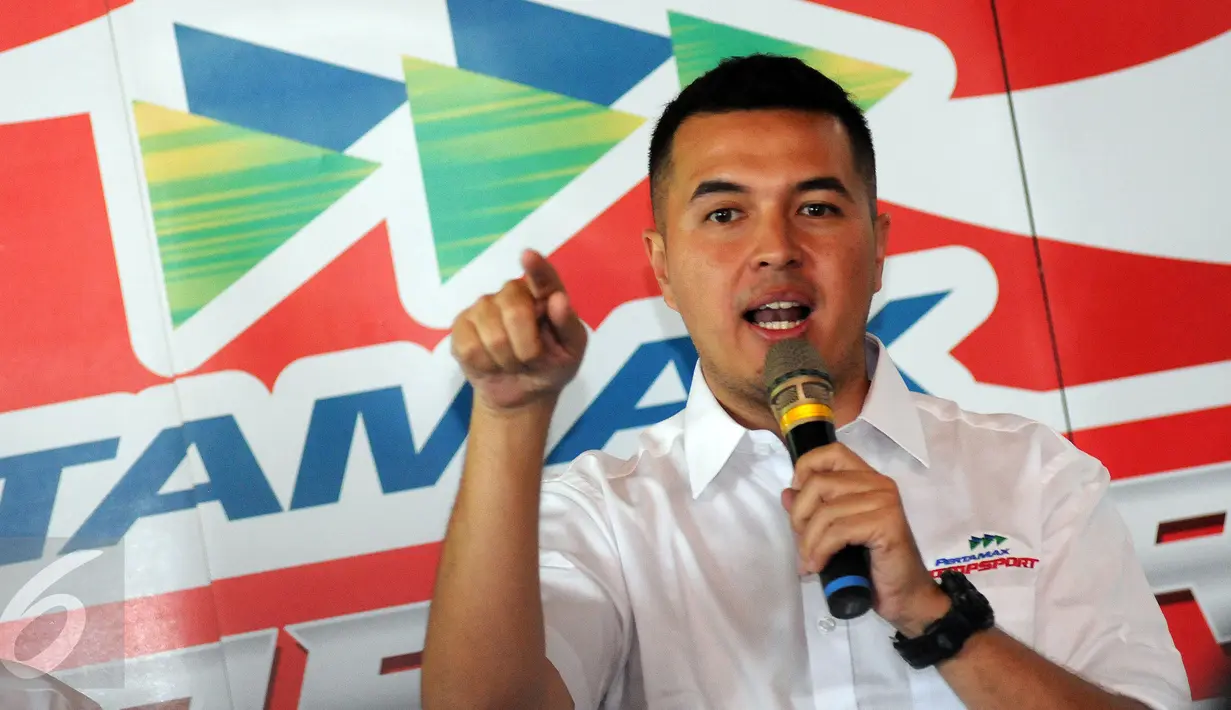 Pereli, Rifat Sungkar (kanan) memberikan keterangan saat peluncuran Pertamax Motorsport Program di Jakarta, Kamis (14/4/2016). Pertamina juga meluncurkan Pertamax Motorsport Team yang turun di 4 ajang olahraga otomotif. (Liputan6.com/Helmi Fithriansyah)