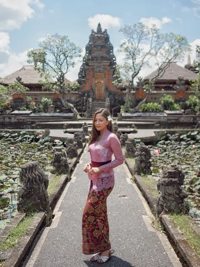 6 Potret Jessica Mila Pakai Kebaya Bali, Anggun dan Memesona
