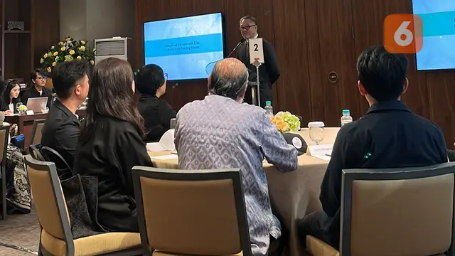 Commissioner for Cultural and Creaive Industries, CCIDA, Victor Tsang dalam presentasinya tentang Hong Kong Fashion Design Week di Hotel Grand Hyat Jakarta, Selasa, 6 Agustus 2024. (Dok: Liputan6.com/dyah)