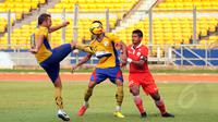Penyerang Persija, Bambang Pamungkas (kanan) berebut bola dengan dua pemain Barito Putera saat laga uji coba di Stadion GBK Jakarta, Rabu (4/2/2015). Persija unggul 2-1 atas Barito Putera. (Liputan6.com/Helmi Fithriansyah)