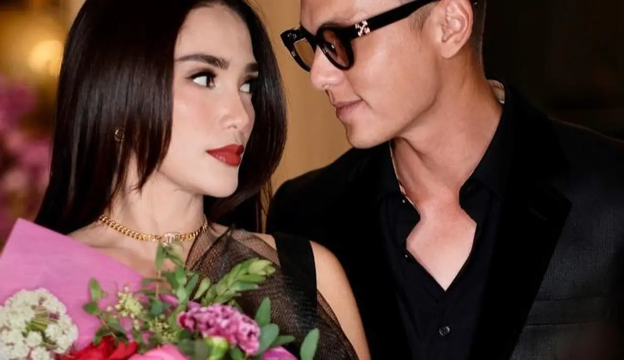 Penampilan glamor Ussy juga didukung dengan makeup bold dan straight hair. [@ussypratama]