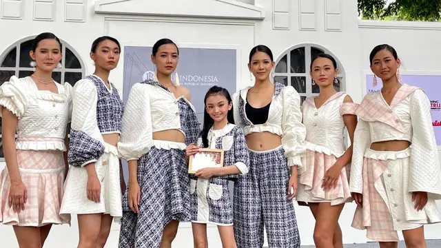 Michelle Hadip tampil di Jogja Fashion Week 2021
