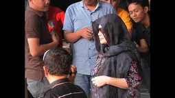 Ratu Rita telah tiba di gedung KPK, Selasa (19/8/2014) sekitar pukul 10.30 WIB. Namun seperti biasa, istri Akil Mochtar itu tetap konsisten dengan sikap diamnya (Liputan6.com/Herman Zakharia)