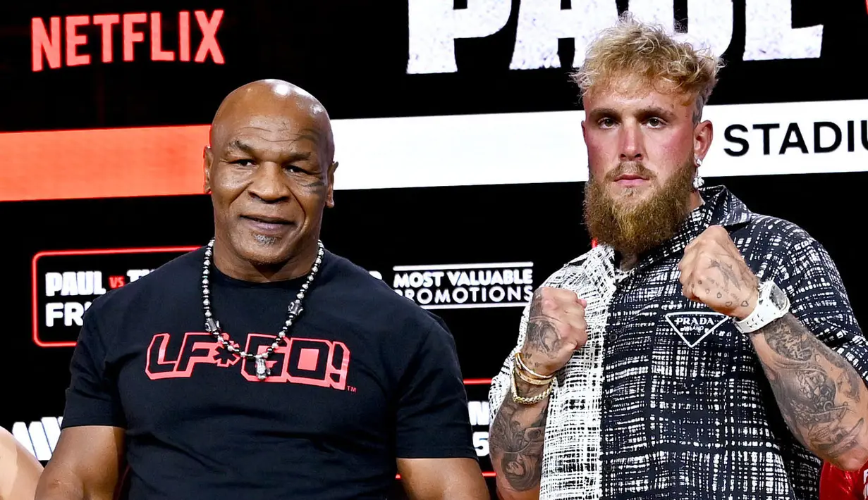 Dalam momen itu, Mike Tyson dan Jake Paul sudah saling adu psywar. Mereka sama-sama menunjukkan rasa optimistisnya bisa memenangkan duel tersebut. (AFP/Roy Rochlin)