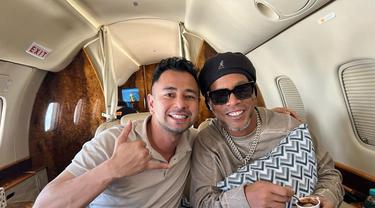 Pesepakbola legendaris Brasil, Ronaldinho, menyempatkan berkunjung ke rumah Raffi Ahmad di Andara, Jakarta Selatan (https://www.instagram.com/p/CfQknW1Pp9l/)