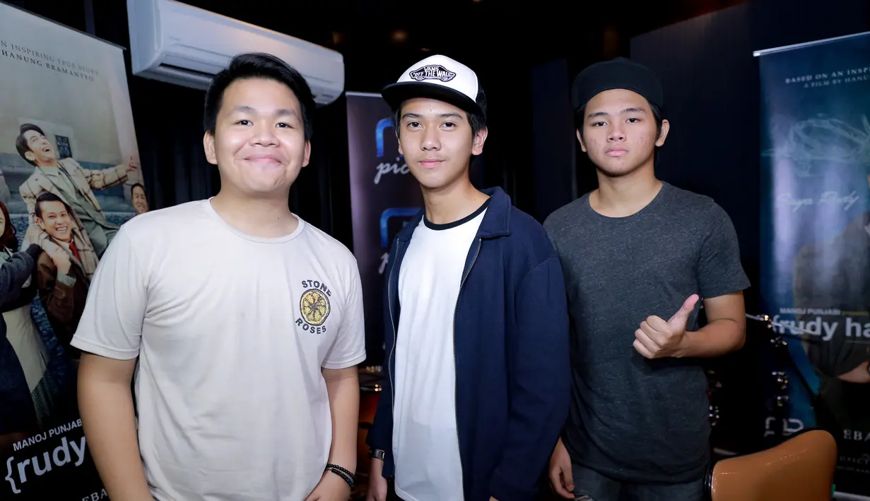 Sebagai generasi muda, grup vokal CJR yang di gawangi oleh Rizky, Aldi dan Iqbaal menjadi suatu kebanggaan yang tak bisa dipungkiri ketika mengisi soundtrack film yang mengisahkan mantan Presiden BJ Habibie. (Adrian Putra/Bintang.com)