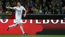 Gelandang Serbia, Namanja Matic merayakan selebrasi usai mencetak gol ke gawang Portugal pada kualifikasi Piala Eropa 2016 di stadion Luz, Lisbon, Minggu (29/3/2015). Portugal menang 2-1 atas Georgia. (REUTERS/Rafael Marchante)