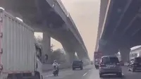 Niat Mau Melamar Kerja, Pemotor Ini Malah 'Nyasar' Masuk Tol Japek Gara-Gara Ikuti Maps Berujung Ditilang
