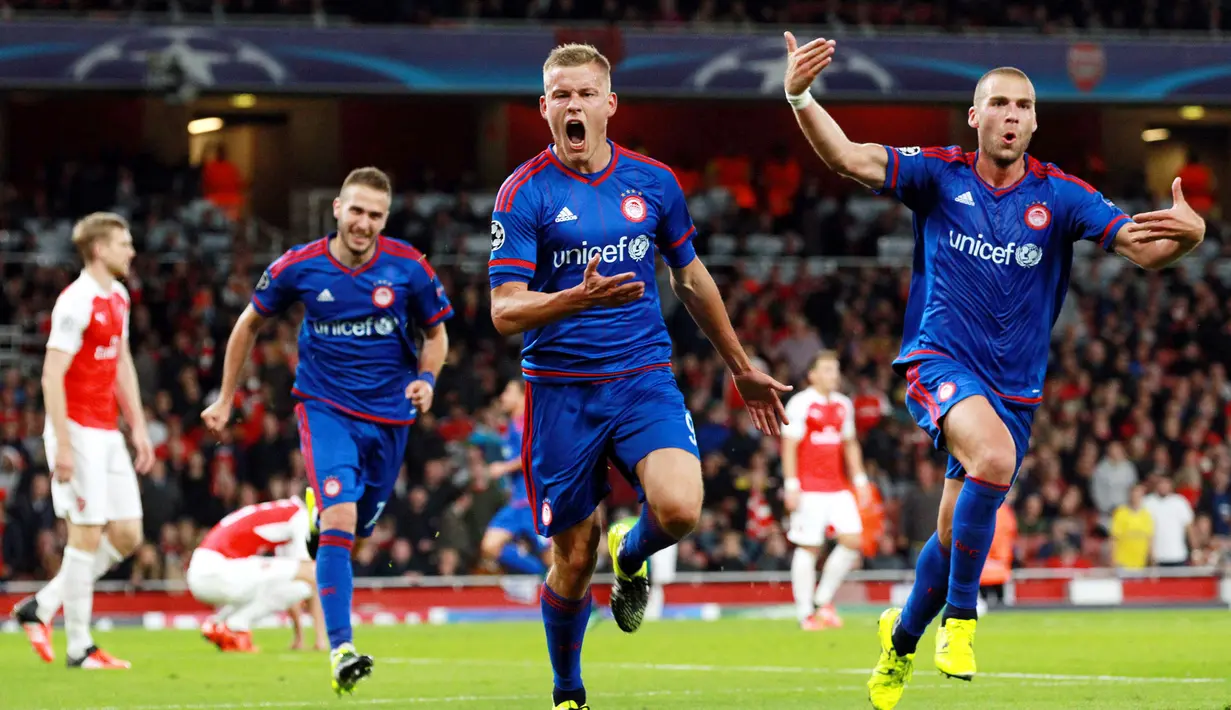 Para pemain Olympiacos merayakan gol yang dicetak ke gawang Arsenal pada laga Liga Champions di Stadion Emirates, Inggris, Rabu (30/9/2015). (EPA/Sean Dempsey)
