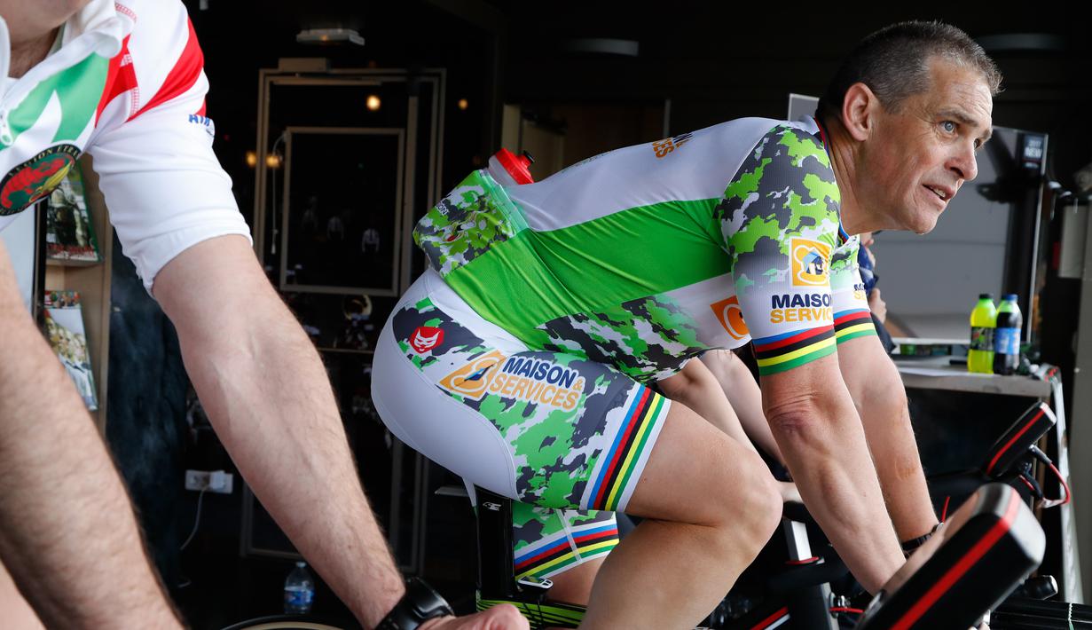 Seorang pria Prancis, Pascal Pich mengayuh sepedanya dalam upaya memecahkan rekor bersepeda statis di Paris, 2 Mei 2018. Rencananya, pria 54 tahun itu akan memecahkan rekor bersepeda statis dengan jarak 2.932 kilometer. (AFP/FRANCOIS GUILLOT)