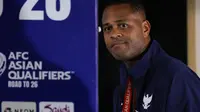 Pelatih Timnas Indonesia, Patrick Kluivert tiba di ruang konferensi pers SUGBK, Jakarta untuk berbicara kepada awak media jelang laga melawan Bahrain, Senin (23/3/2025). (Bola.com/Bagaskara Lazuardi)