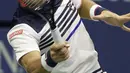 Aksi Dusan Lajovic saat melawan Rafael Nadal pada babak pertama Tenis AS Terbuka 2017 di Arthur Ashe Stadium, New York,  (29/8/2017). Nadal menang 8-6, 6-2, 6-2. (AP/Frank Franklin II)