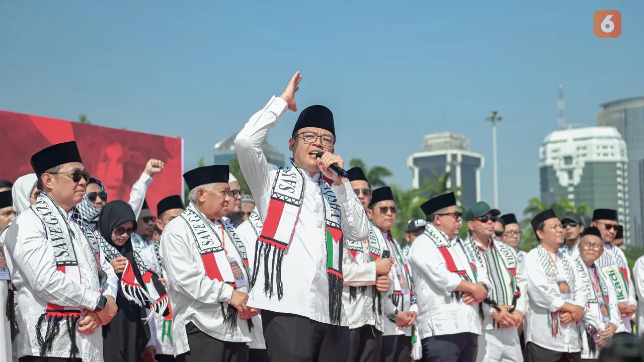 Menteri Luar Negeri Republik Indonesia Sugiono melakukan orasi di Aksi Bela Palestina yang dihelat di Monas, Jakarta, Minggu pagi (3/8/2025) (Dok. Kemlu RI).