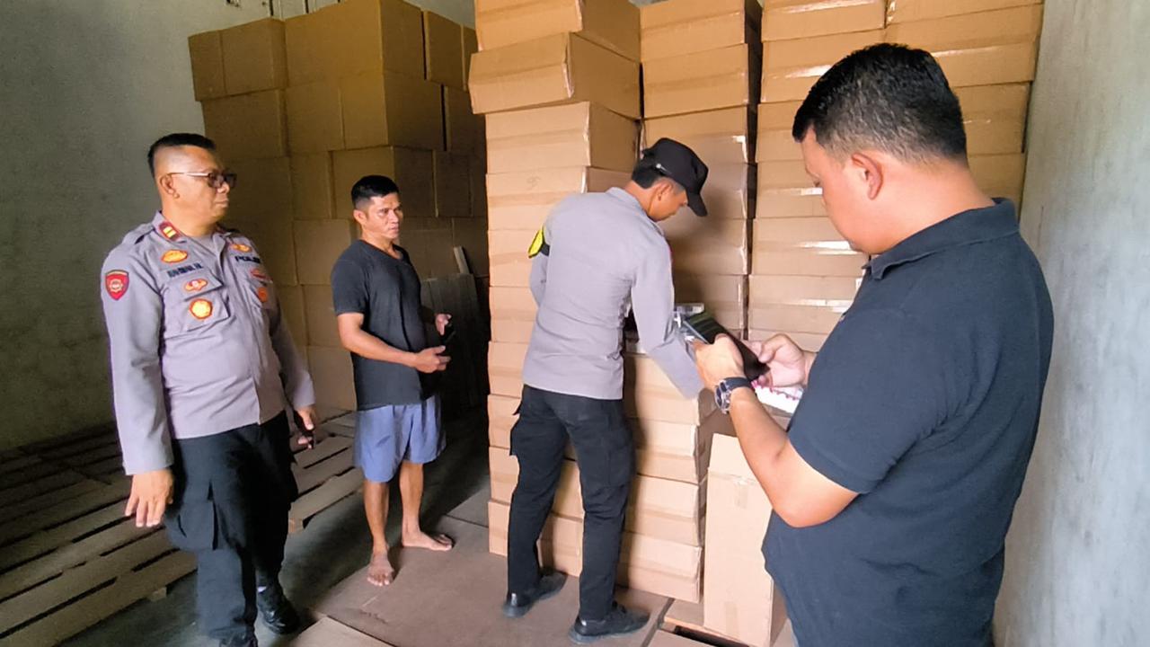 Polisi Gerebek Gudang Rokok Ilegal di Polewali Mandar, Lebih 300.000 Bungkus Rokok Disita