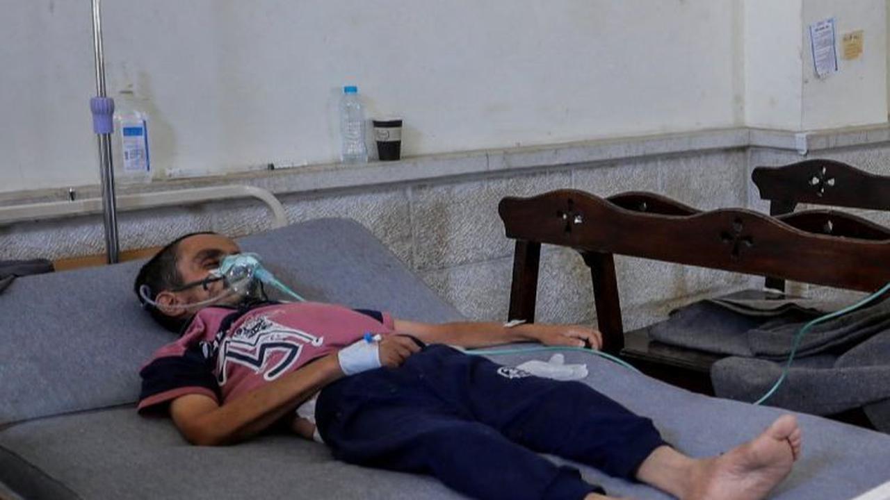 Sejumlah tempat tidur pasien tampak berjejer di dalam bangunan gereja tersebut. Beberapa di antaranya tampak bersebelahan dengan tiang infus dan tabung oksigen. (REUTERS/Dawoud Abu Alkas)